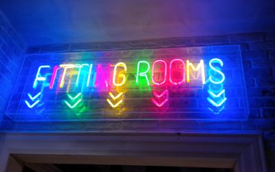 Lampade e insegne al neon, ecco quando sono nate e come funzionano