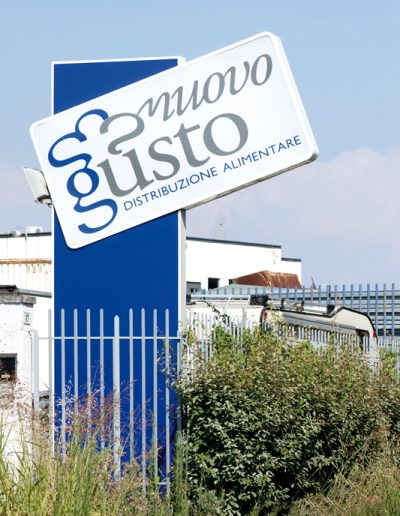 Insegna Totem Nuovo Gusto