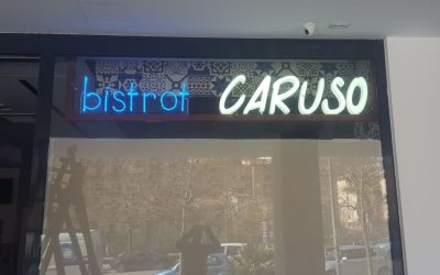 L’insegna luminosa del Bistrot Caruso a Salerno